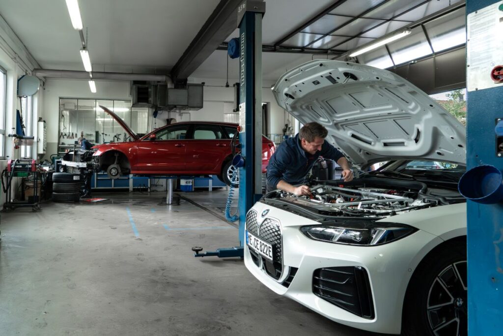 Auto Rußwurm Werkstatt Mechaniker EAuto